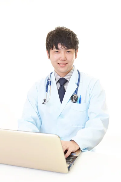 Lekarz Pracuje Laptopie — Zdjęcie stockowe