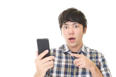 Adam akıllı telefon arayan