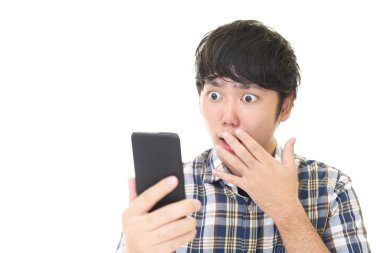 Adam akıllı telefon arayan