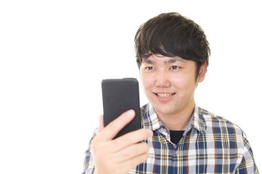 Adam akıllı telefon arayan