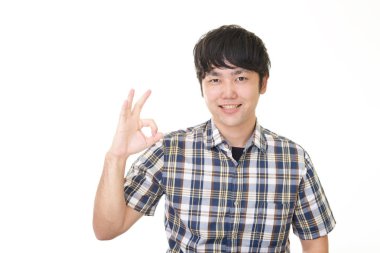 Tamam el işareti ile Asya adam