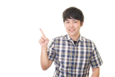 Asyalı adam parmağıyla işaret ediyor.