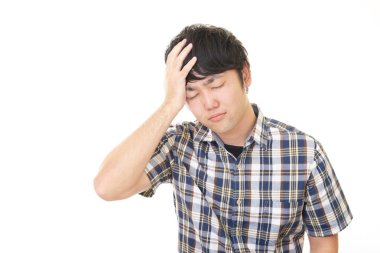 Beyaz arka plan üzerinde izole sinirli Asyalı adam