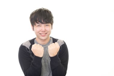 Mutlu poz veren genç adam.