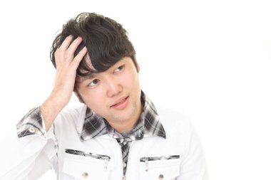 Beyaz arka plan üzerinde izole hayal kırıklığına Asyalı adam