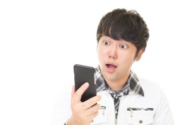 Bir akıllı telefon ile şaşırmış Asyalı adam