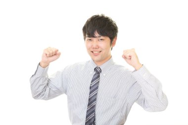 Mutlu poz veren erkek ofis çalışanı.