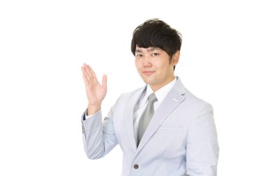 Gülümseyen Asyalı işadamı beyaz arka planda izole edilmiş