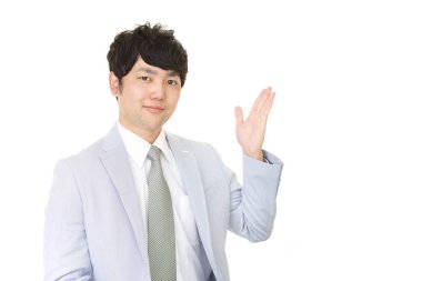 Gülümseyen Asyalı işadamı beyaz arka planda izole edilmiş