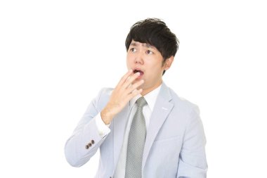 Şaşırmış Asyalı işadamı beyaz arka planda izole edilmiş.