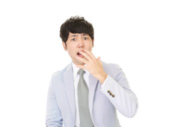 Şaşırmış Asyalı işadamı beyaz arka planda izole edilmiş.