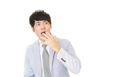 Şaşırmış Asyalı işadamı beyaz arka planda izole edilmiş.