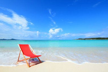 Okinawa 'da güzel bir plajın resmi.