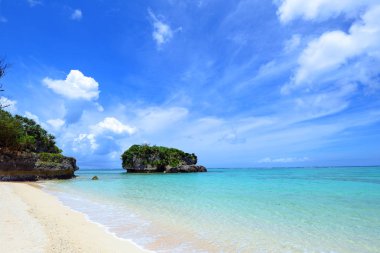 Okinawa 'da güzel bir plajın resmi.