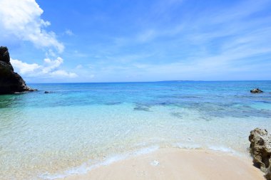 Okinawa 'da güzel bir plajın resmi.