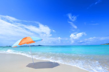 Okinawa 'da güzel bir plajın resmi.