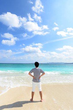 Sahilde dikilen adam