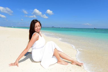 Kumsalda dinlenen kadın..