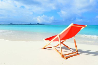 Okinawa 'da güzel bir plajın resmi.
