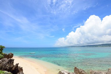 Okinawa 'da güzel bir plajın resmi.