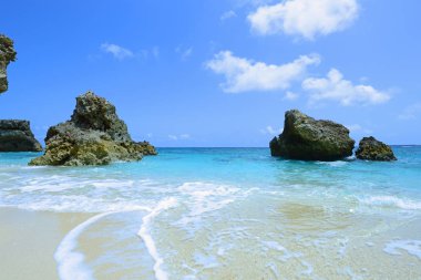 Okinawa 'da güzel bir plajın resmi.