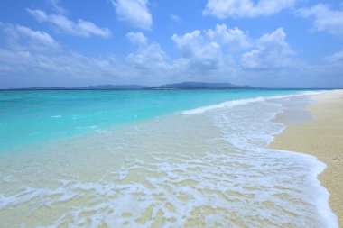 Okinawa 'da güzel bir plajın resmi.