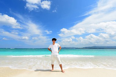 Sahilde dikilen adam