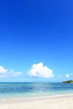 Okinawa 'da güzel bir deniz ve gökyüzü resmi