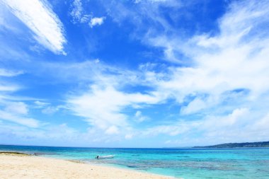 Okinawa 'da güzel bir plajın resmi.