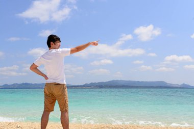 Kumsalda dinlenen adam..