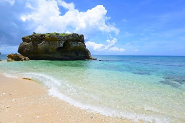 Okinawa 'da güzel bir plajın resmi.