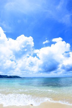 Yaz gökyüzü ve Okinawa 'nın güzel plajı