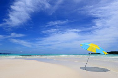 Okinawa 'da güzel bir plajın resmi.