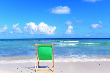 Okinawa 'da güzel bir plajın resmi.