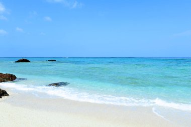 Okinawa 'da güzel bir plajın resmi.