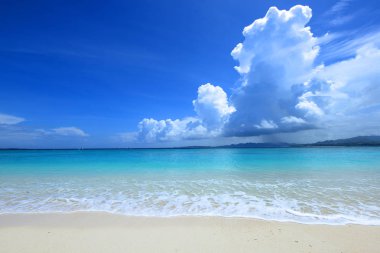 Yaz gökyüzü ve Okinawa 'nın güzel plajı