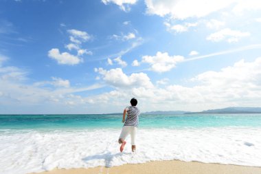 Kumsalda dinlenen adam..