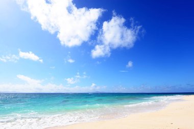 Mavi gökyüzü ve Okinawa Denizi