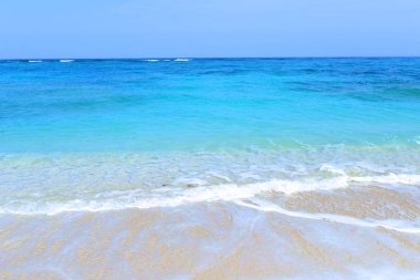 Okinawa 'da güzel bir plajın resmi.