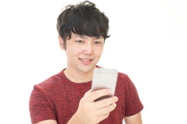 Bir akıllı telefon kullanan Asyalı adam