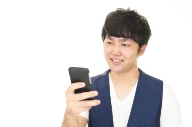 Asya adam akıllı telefon tutarak