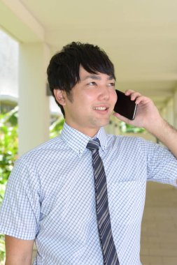 Bir akıllı telefonda konuşan işadamı