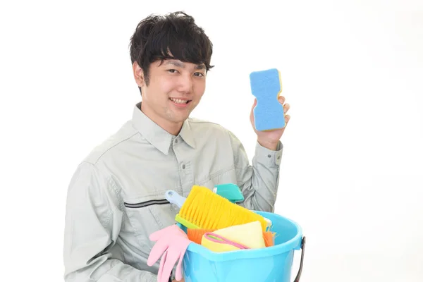 Sorrindo Asiático Zelador Posando Com Suprimentos Limpeza Fundo Branco — Fotografia de Stock