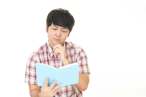 Asiatisk Man Läser Bok — Stockfoto