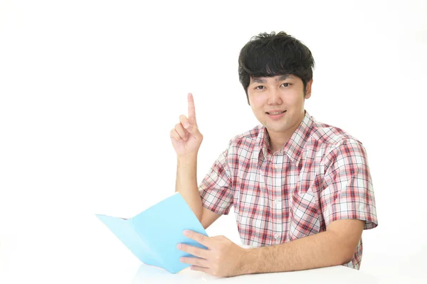 Asiatisk Man Läser Bok — Stockfoto