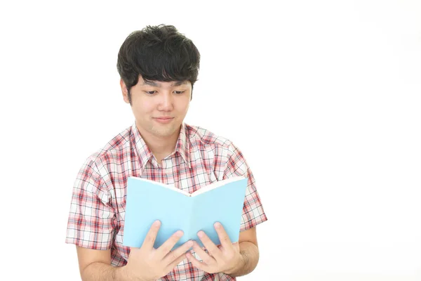 Aziatische Man Het Lezen Van Een Boek — Stockfoto