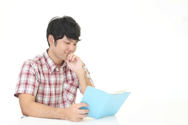 Aziatische Man Het Lezen Van Een Boek — Stockfoto