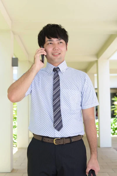 Affärsman Som Pratar Smart Telefon — Stockfoto