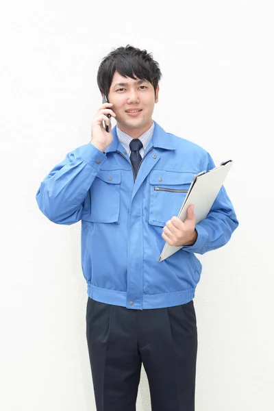 Asiatico Lavoratore Che Sta Parlando Smart Phone — Foto Stock