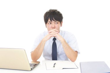 Huzursuz görünen bir iş adamı portresi